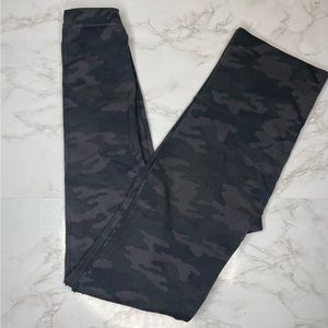 SPANX Look At Me Now Leggings in Black Camo size Small